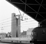 856642 Gezicht op de klokkentoren van het N.S.-station Tilburg te Tilburg.